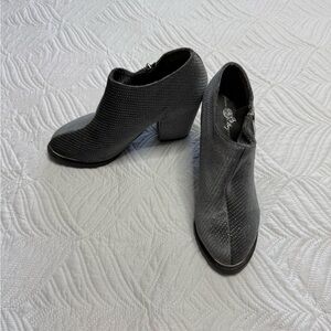 Joan Boyce Valerie Women’s Grey Velour Rhinestone Ankle Boots. Size 7.5